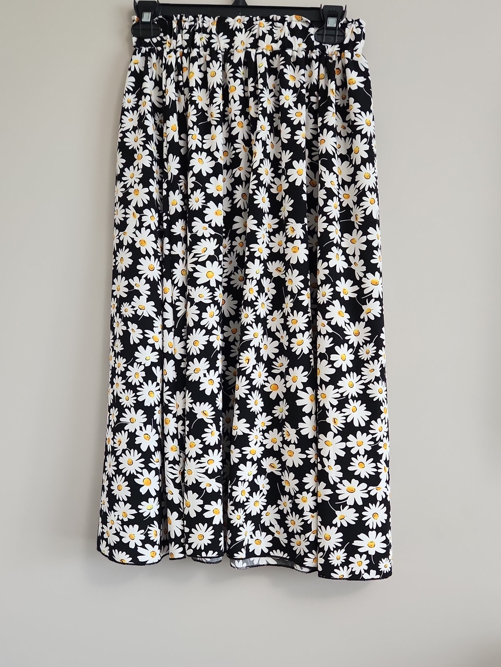 SHEIN Black Daisy Print Maxi Skirt with White & Yellow Floral Accent